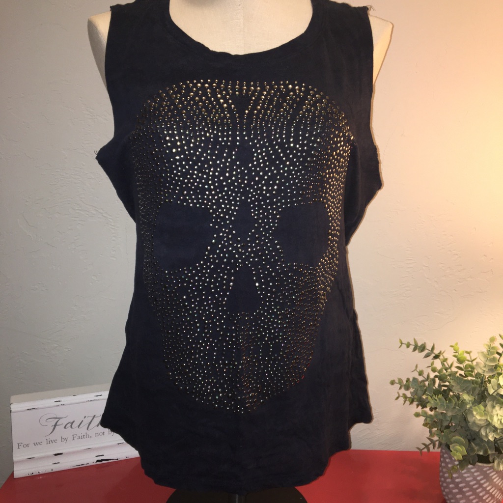 Sleeveless T Shirt With Skull Design. Size L